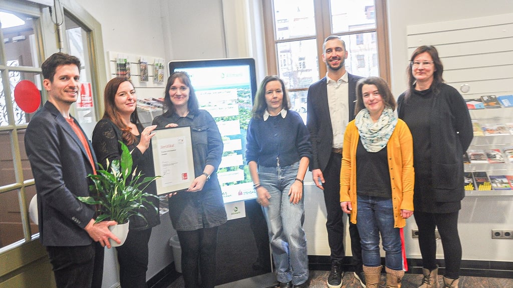 Freuen sich über das Zertifikat und die neue Info-Stele (von links): Max Schurz (Landestourismusverband Sachsen-Anhalt), Sarah Schünemann und Jennifer Richter von der Tourist-Info in Stendal, Carla Reckling-Kurz (ART), Oberbürgermeister Bastian Sieler sowie Sandy Schönfuß und Teamleiterin  Nicole Laupsien.