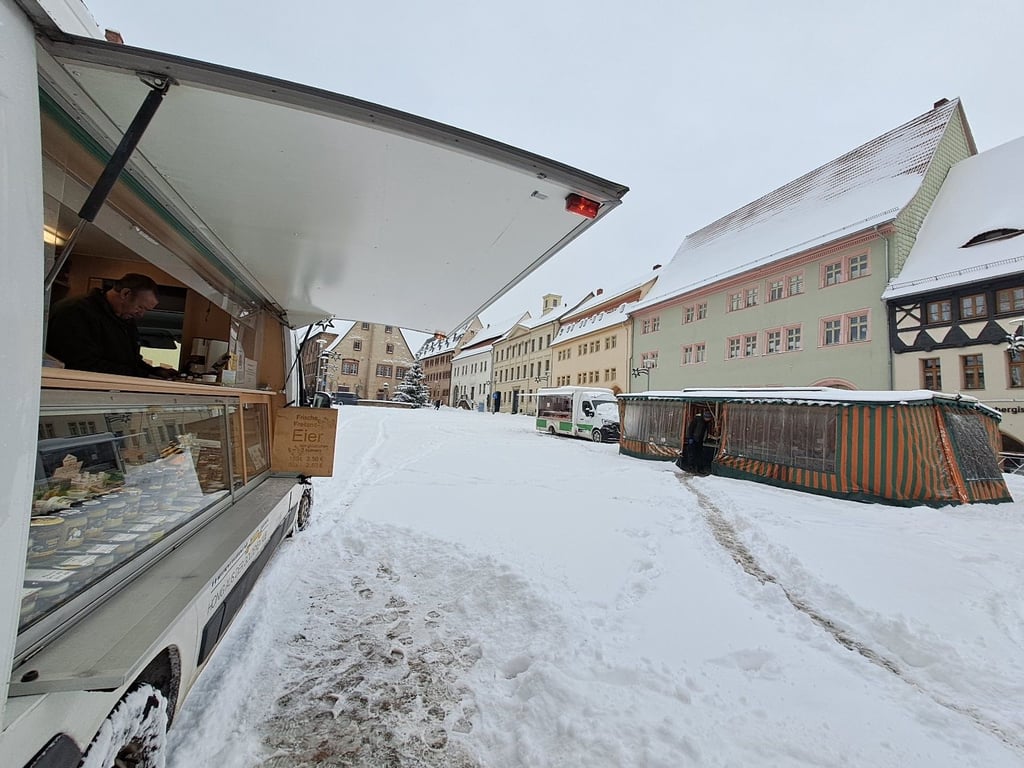 Auf dem Sangerhäuser Wochenmarkt stehen an diesem schneereichen Freitag nur drei Stände.