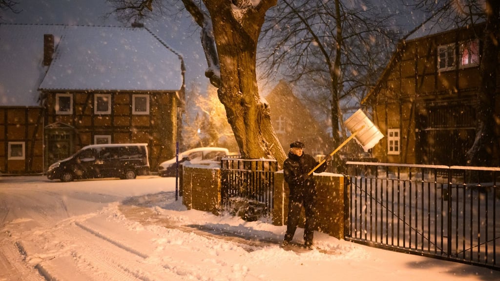 Vielerorts in Niedersachsen ist derzeit Schneeschieben angesagt.