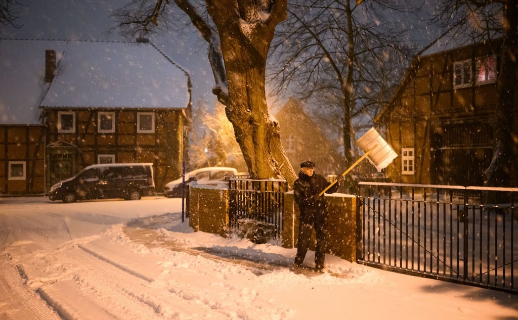 Vielerorts in Niedersachsen ist derzeit Schneeschieben angesagt.
