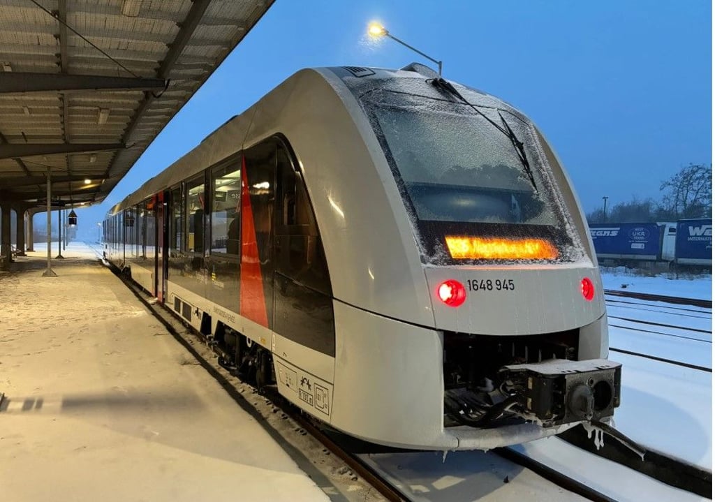Der RE 36 steckt in Haldensleben fest. Er kann nicht nach Magdeburg weiterfahren, weil dort Weichen eingefroren sein sollen.