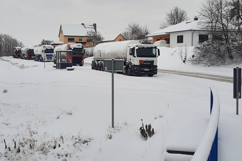 In Döschwitz, vor dem Döschwitzer Berg, stauen sich die Lkw.