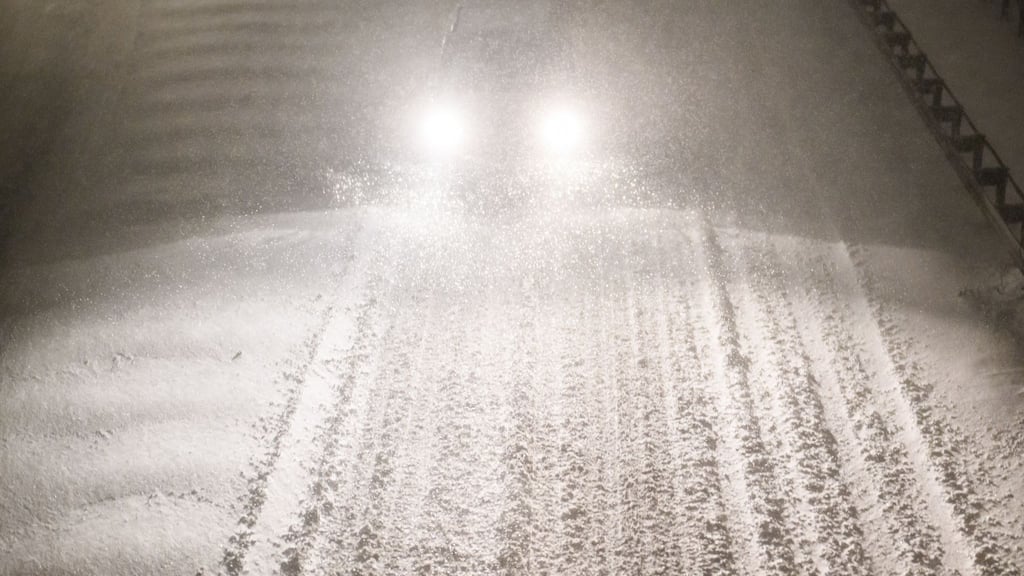 Der Winter hat Niedersachsen im Griff - erst am Nachmittag dürfte der Schneefall nach Angaben des Deutschen Wetterdienstes leicht nachlassen.
