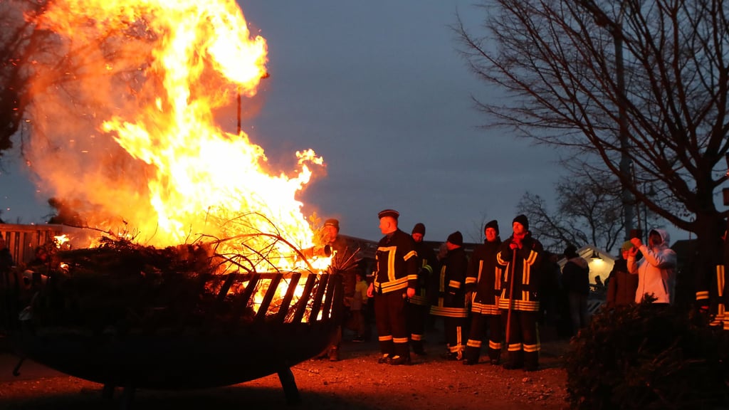 Die Akener Feuerwehr lädt zum Tannenleuchtenn ein. 