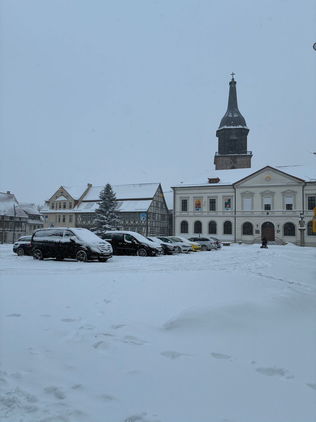Die Parpklätze sind in Haldensleben wegen des Schneesturms ungewohnt leer.