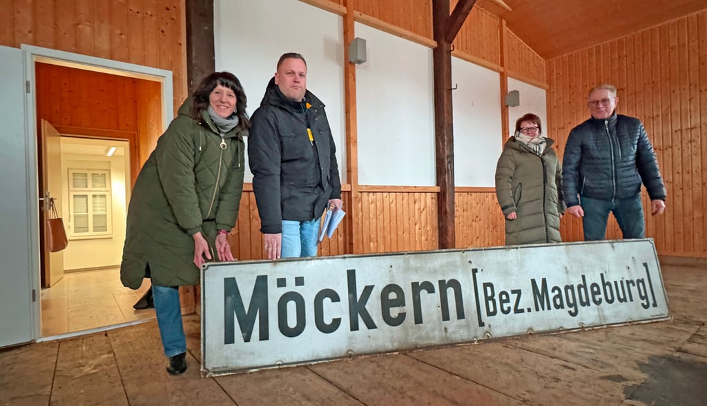 Begutachteten die Bahnhofsräume: Stadtchefin Doreen Krüger, Bauamtsmitarbeiter Markus Jahnke, Kirstin Bellach (Wobau) und Möckerns Ortsbürgermeister Detlef Friedrich (v. li.).