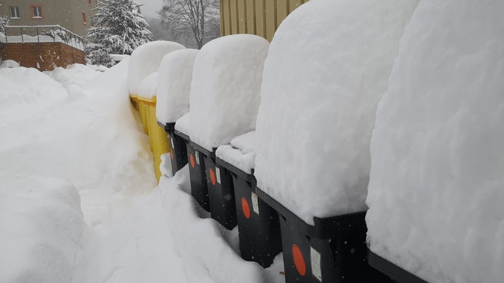 Der aktuelle Wintereinbruch hat den Mülltonnen im Harz hohe Schneehauben aufgesetzt. Trotz der erschwerten Bedingungen sind die Mitarbeiter der Entsorgungswirtschaft Enwi und der Abfallwirtschaft Nordharz unterwegs, um graue, blaue und gelbe Tonnen zu entleeren. 