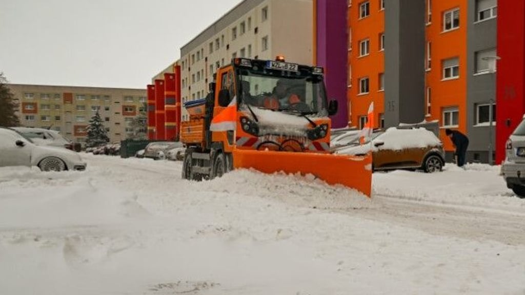 Auch in Wanzleben macht der Schnee den Räumngskräften zu schaffen. Hier ist Rüdiger Petrasch vom Bauhof der Stadt mit einem Einsatzfahrzeug in der Goethestraße unterwegs.&nbsp;
