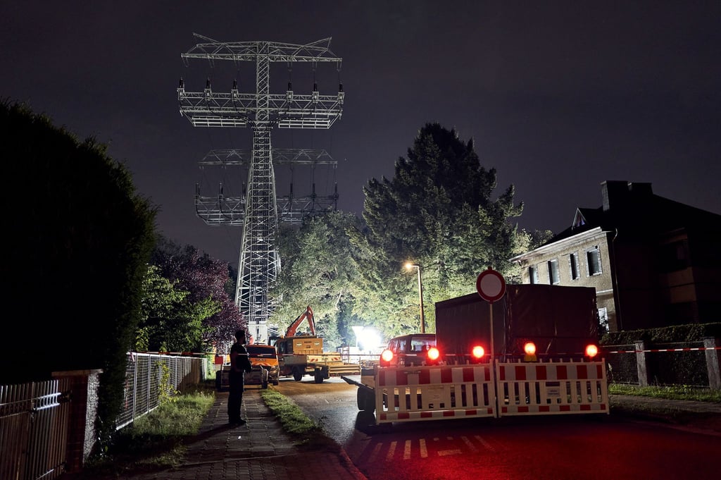 Reparaturarbeiten werden an einem beschädigten Strommast durchgeführt.