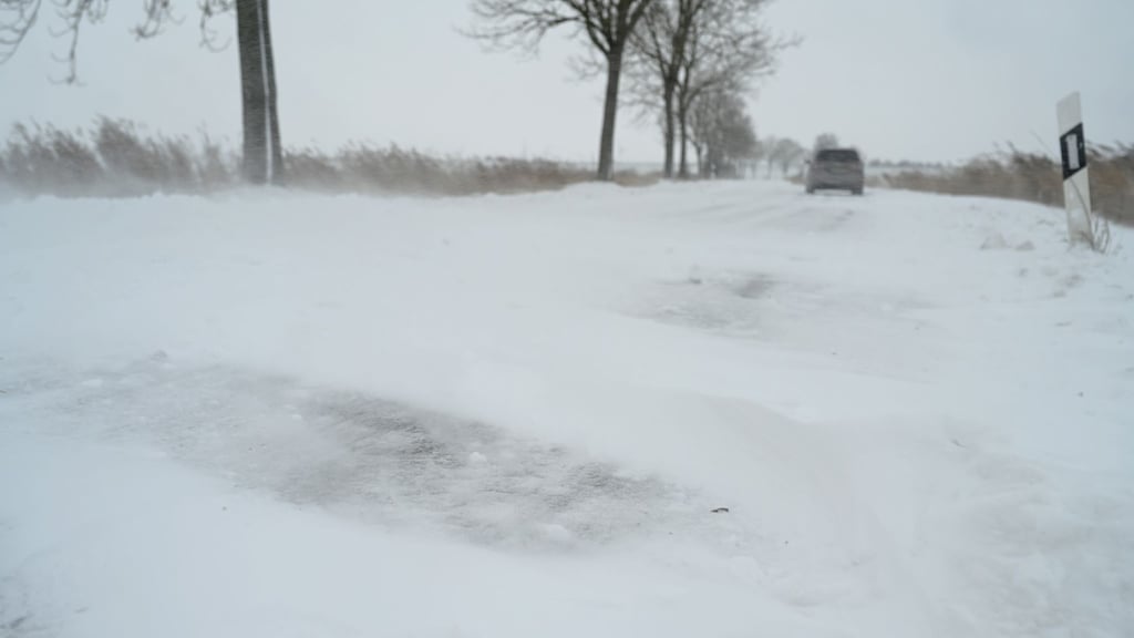 Schneeverwehungen können die Sicht einschränken oder auch Straßen und Wege blockieren.