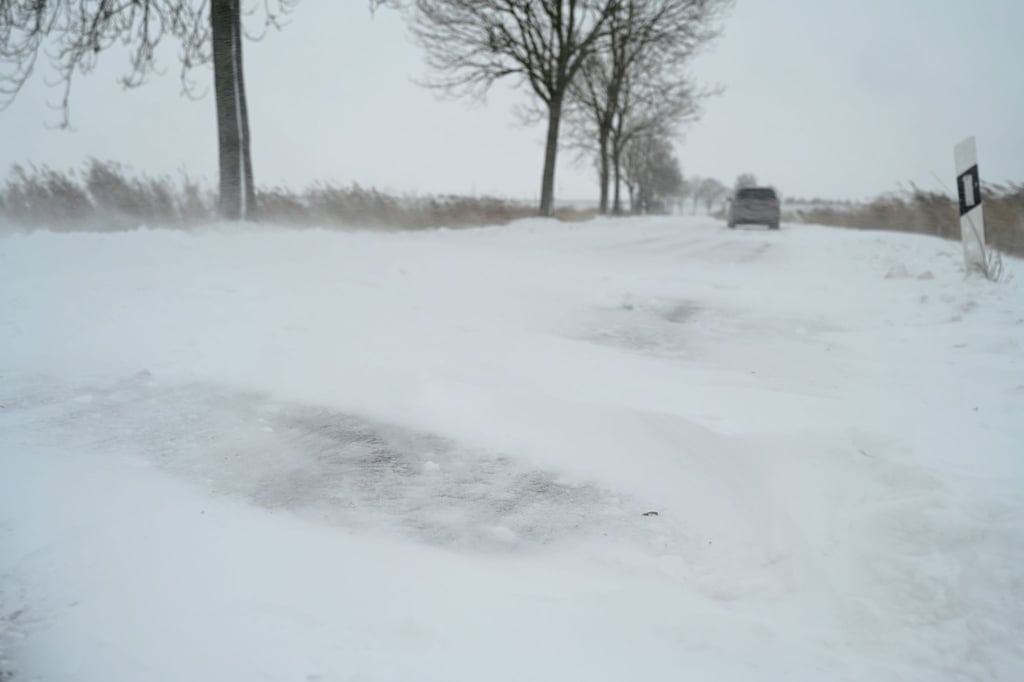 Schneeverwehungen können die Sicht einschränken oder auch Straßen und Wege blockieren.