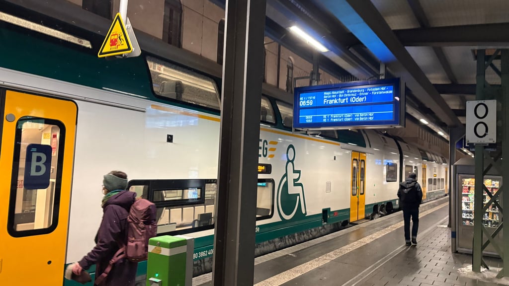 Der Zugverkehr am Knotenpunkt Magdeburg ist zwar eingeschränkt worden, der Regionalexpress 1 und die Regionalbahn 40 rollen aber derzeit ins Jerichower Land.