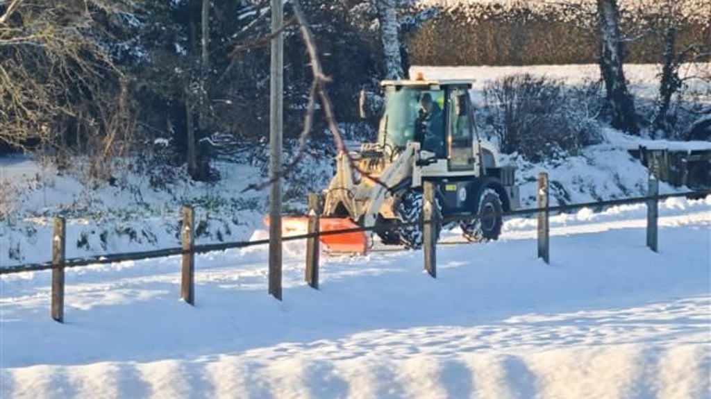 Der Winterdienst ist auch Chefsache: Calvördes Bürgermeister Hubertus Nitzschke ist selbst mit einem Schiebefahrzeug in Calvörde im Einsatz.