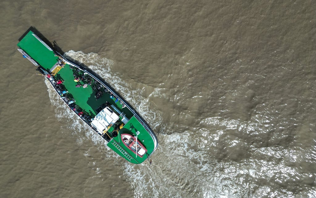 Normalerweise bringt die Fähre mehrmals täglich Radfahrer und Fußgänger über die Ems. (Archivbild)