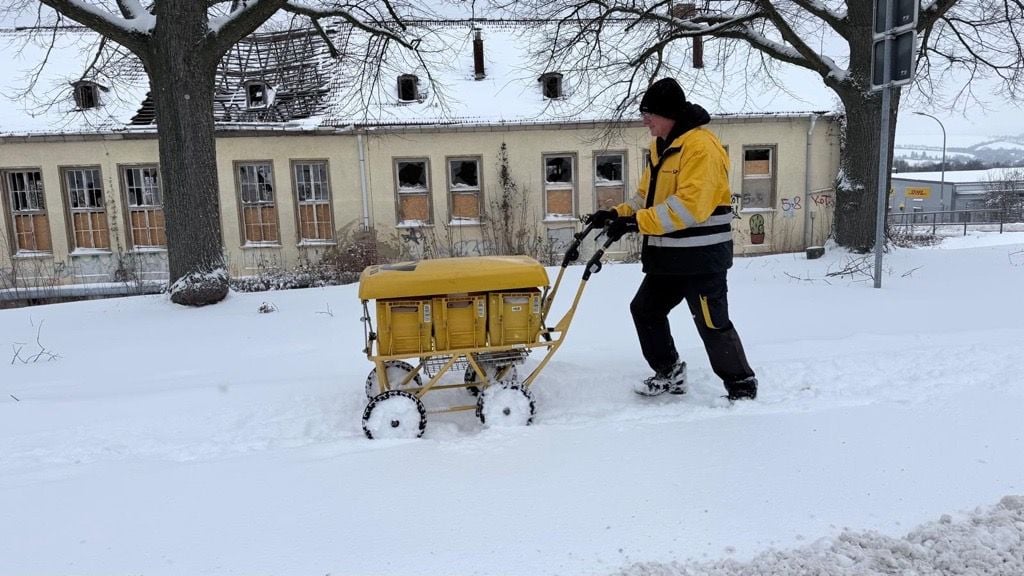 Ralf Bärwinkel von der Deutschen Post kämpft sich in Sangerhausen durch den Schnee.
