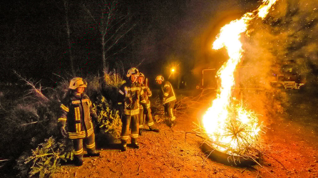 An den kommenden beiden Wochenenden werden an etlichen Orten, wie hier in Zöschen, Weihnachtsbäume verbrannt. 