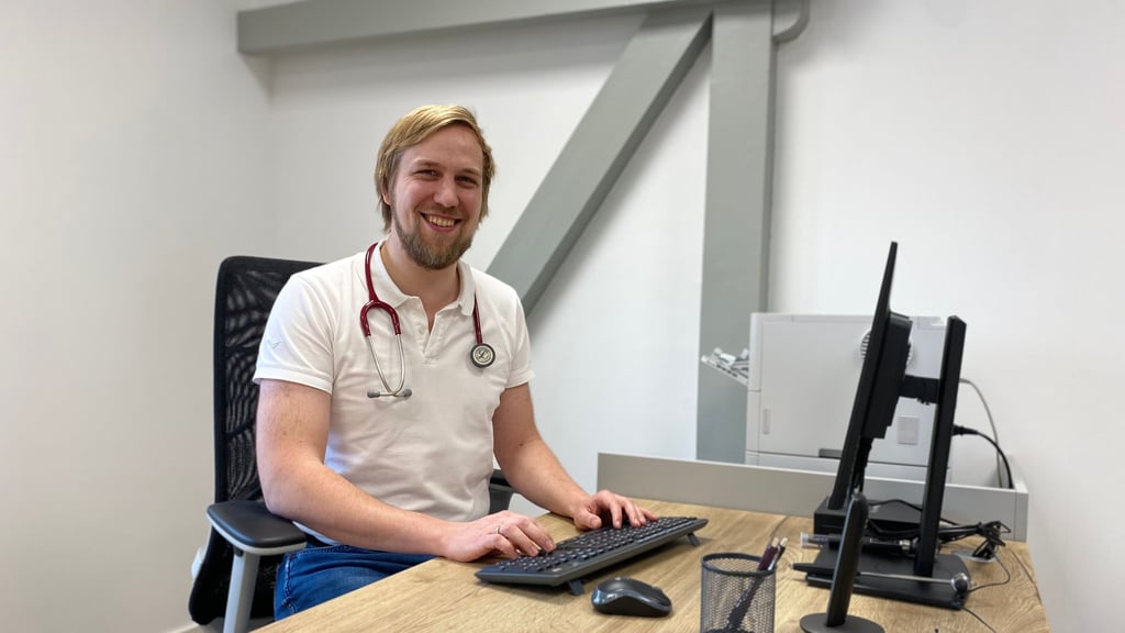 Valentin Aumann, Facharzt für Allgemeinmedizin, eröffnet eine neue Praxis in Wernigerode. Er verspricht, dass es bei ihm kine langen Wartezeiten geben soll.&nbsp;