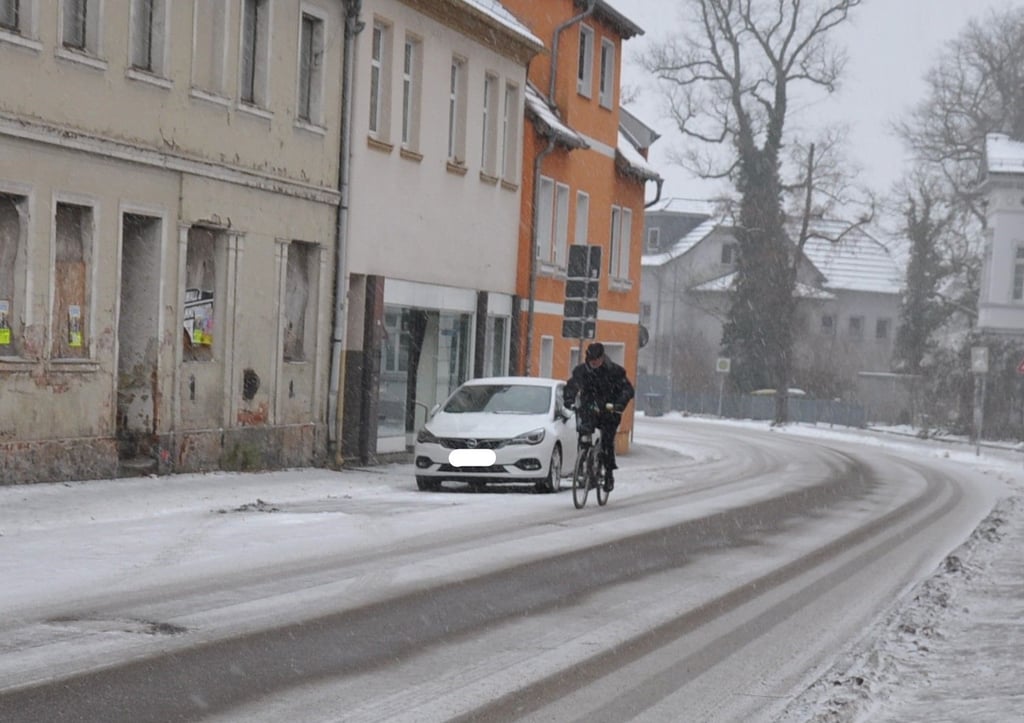 Radfahren ist in Genthin heute mit Blick auf die Wetter- und Straßenverhältnisse mit einer gewissen Sturzgefahr verbunden.