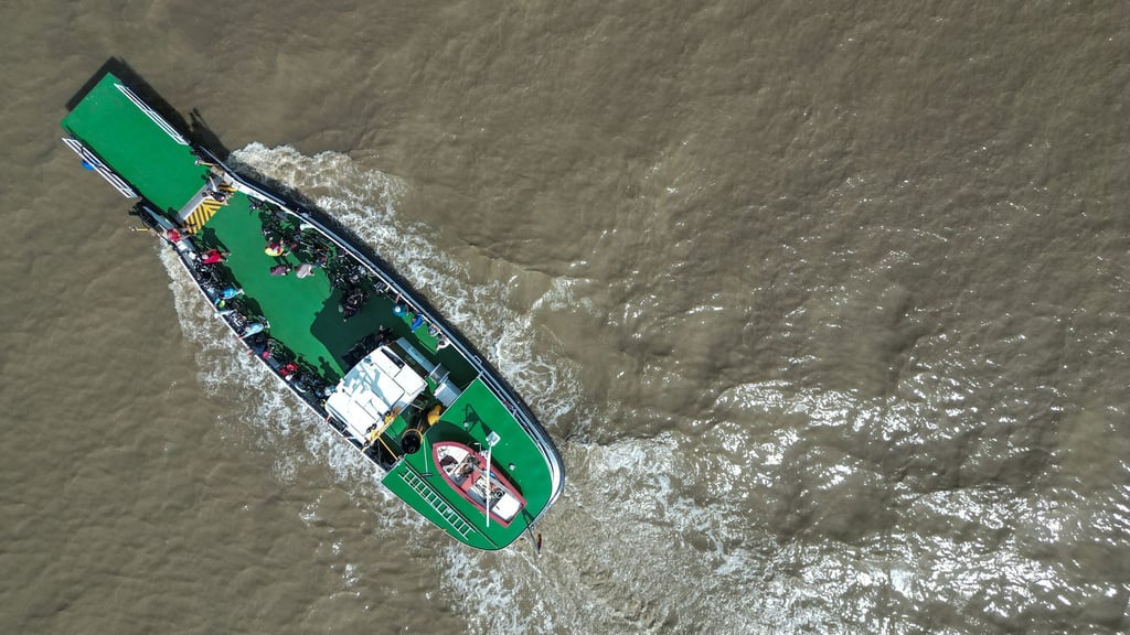 Normalerweise bringt die Fähre mehrmals täglich Radfahrer und Fußgänger über die Ems. (Archivbild)