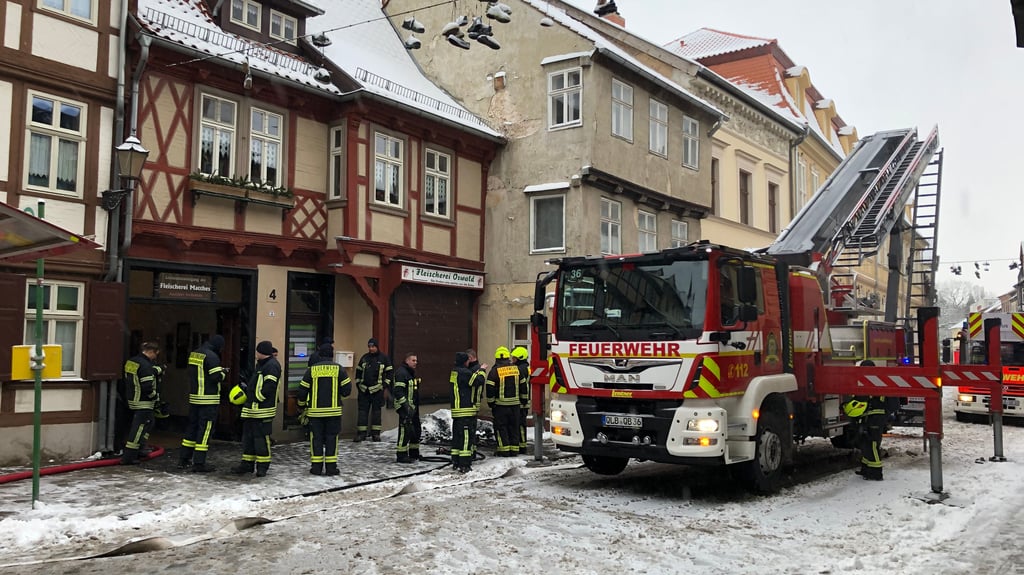 Wegen eines Brandes in einem Fleischereigebäude in der Innenstadt von Quedlinburg waren die Feuerwehren Quedlinburg und Gernrode im Einsatz.