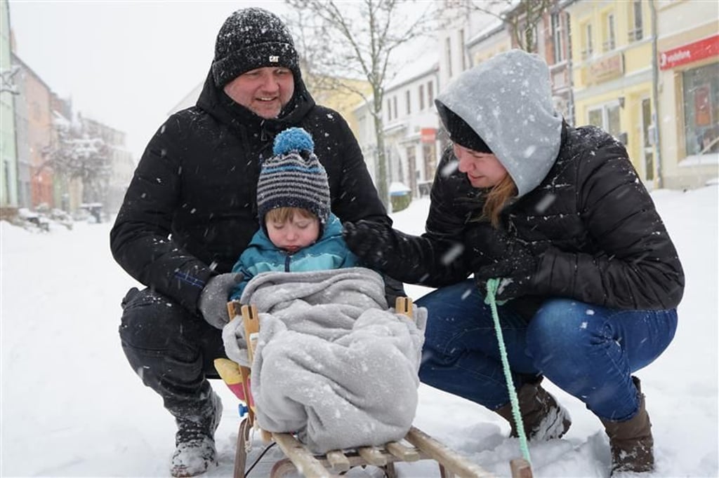 Winter in Wolmirstedt: Der kleine Marlon darf die weiße Pracht auf dem Schlitten durchqueren.