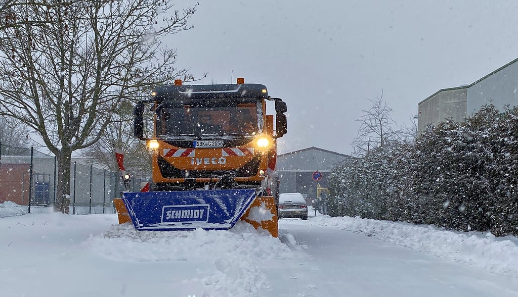 Die Mitarbeiter des städtischen Bauhofes hatte  einiges an Schnee in Schönebeck wegzuschieben.