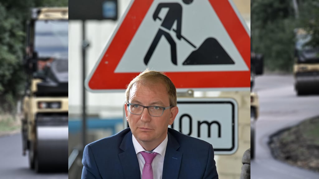 Wo investieren?, fragt sich sicher auch Landrat Markus Bauer. Knapp 57,2 Millionen Euro erhält der Landkreis aus dem Infrastruktur-Sondervermögen. Ein Schwerpunkt wird die Verkehrsinfrastruktur sein.