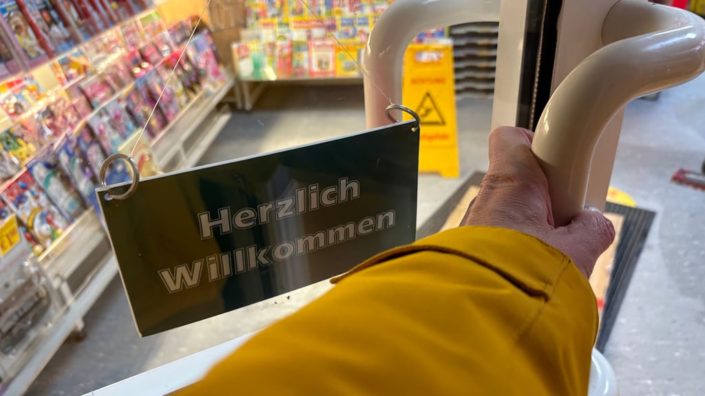 In der Innenstadt von Burg sind heute deutlich weniger Menschen unterwegs. Weniger Kunden als sonst üblich haben den Kiosk am Magdalenenplatz aufgesucht.