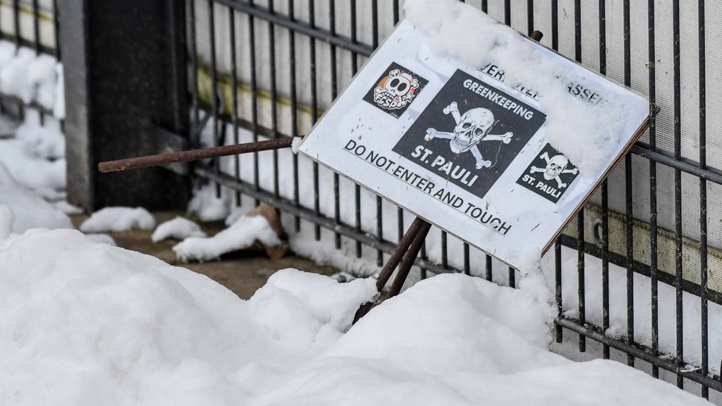 Do not enter: Das Spiel am Millerntor muss wohl tatsächlich verlegt werden.