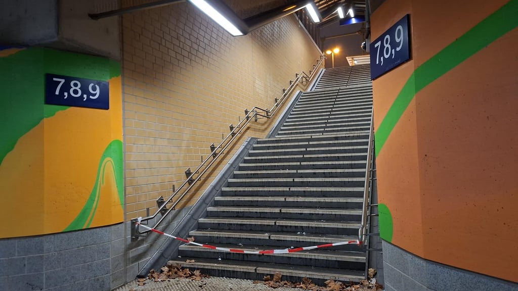 Die Aufgänge zu den Gleisen am Magdeburger Hauptbahnhof sind gesperrt.