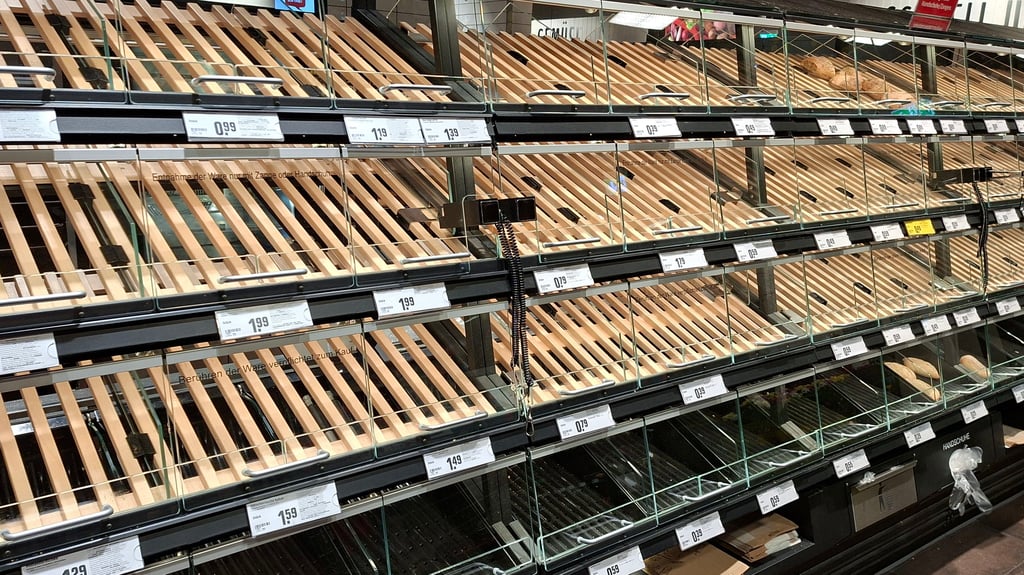 Leere Brotregale in  einem Supermarkt im Westen  Magdeburgs. Kunden griffen offenbar zu Brot und  Brötchen mit Blick auf den schneereichen Freitag mehr als sonst zu. 