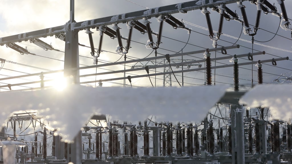 Blick auf das Umspannwerk in Hüttenrode (Harz): Vor drei Jahren zerstören Schee, Eis und Wind hier eine Stromleitung. Zahlreiche Menschen im Harz mussten anschließend längere Zeit ohne Strom ausharren. Inzwischen bereitet sich Sachsen-Anhalt intensiv auf solche Szenarien vor.