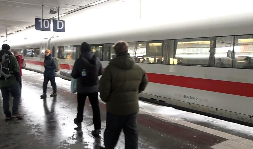 Die Deutsche Bahn hat den Aufenthaltszug für Reisende abgestellt, die wegen des Winterwetters nicht mehr weiterreisen können.