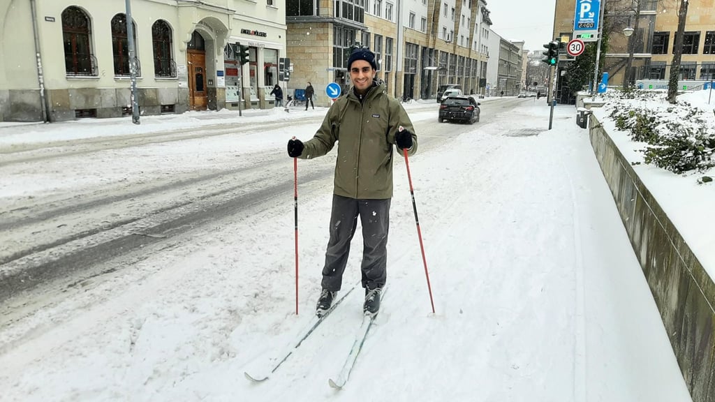 Auf Skiern durch Halle ist Shayan am Hansering unterwegs.