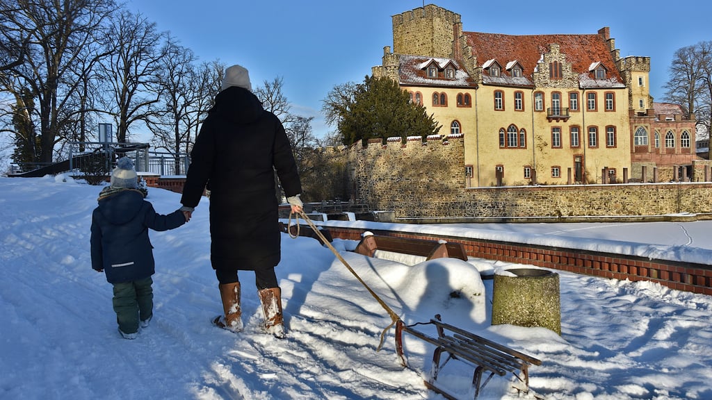Nach dem Rodelspaß im Park geht es am Ufer des Flechtinger Schloss-Sees entlang zurück – die Feuerwehr warnt vor dem Betreten der Eisflächen.