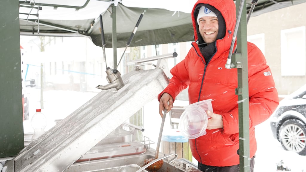 Winter in Wolmirstedt: Ron Hielscher bietet tapfer auf dem Wochenmarkt Suppen an, diesmal auch Chili con Carne. Es kommen viele Hungrige.