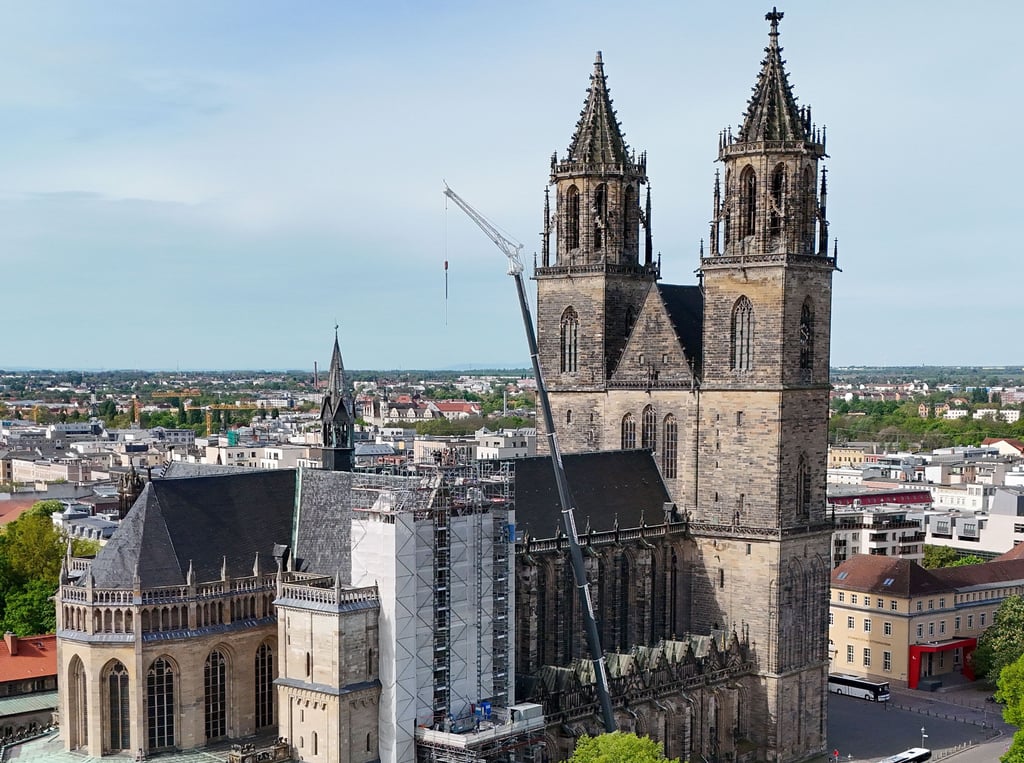 Deutlich zu sehen: dem linken Domturm fehlt die Kreuzblume. 