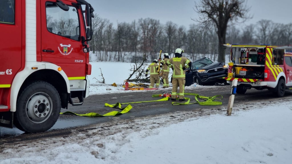 Der Unfall hat sich auf der Landesstraße 52 kurz vor Niegripp ereignet.