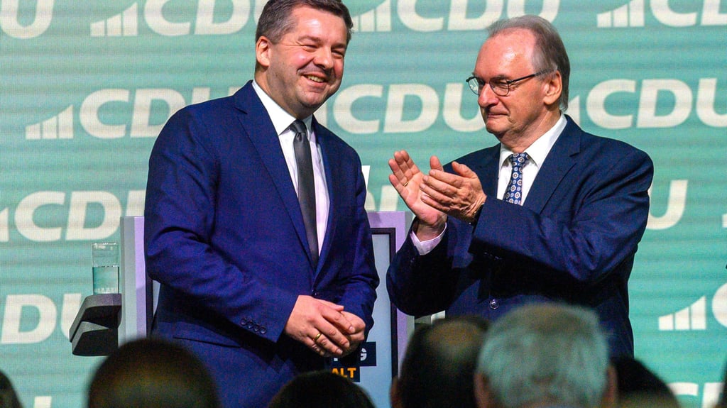 Reiner Haseloff (r.) will sein Ministerpräsidenten-Amt vorfristig abgeben. Sven Schulze (l.) soll sein Nachfolgr werden.  