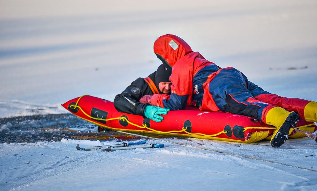 Die hauptamtlichen Kräfte der Merseburger Feuerwehr trainieren auf dem Gotthardteich den Ernstfall. 