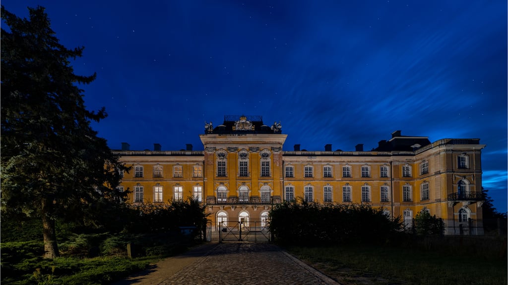 Das Dornburger Schloss zur blauen Stunde - auf dem Schlossvorplatz soll 2026 einiges passieren.