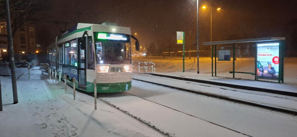Die Straßenbahnen fahren trotz des Schneesturms weiter, wie hier die 4 Höhe Eisvogelstraße. Aktuell gibt es keine Ausfälle oder größere Verzögerungen.