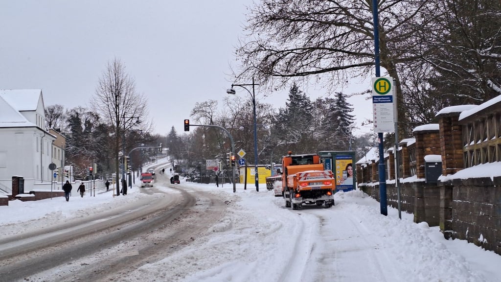 In Sangerhausen räumt der Winterdienst teilweise auch Gehwege mit dem Schiebefahrzeug frei.