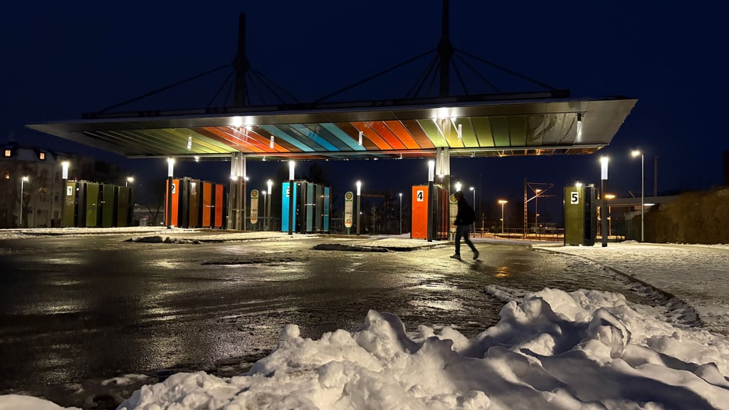 Der Schülerverkehr im Jerichower Land ist eingestellt worden - der regulräre Linienverkehr der NJL etwa am Busbahnhof in Burg rollt aktuell planmäßig.