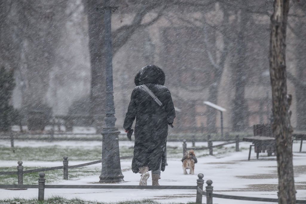 Schneefall und Glätte erhöhen die Unfallgefahr in Parks und Schlossanlagen in Sachsen.