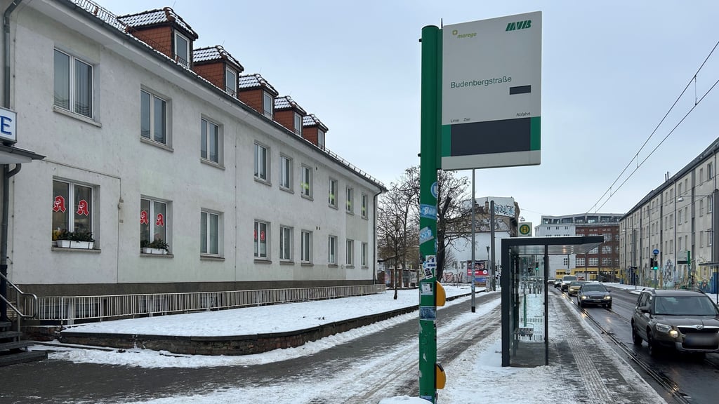 An der Haltestelle „Budenbergstraße“ in Magdeburg-Buckau ist die Anzeige defekt. Durch Vandalismus wurde die Anlage stark beschädigt.&nbsp;