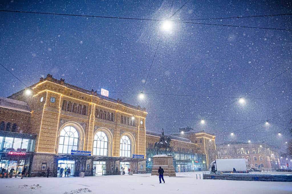 Heftiger Schneefall sorgt in Niedersachsen für Verkehrsbehinderungen.