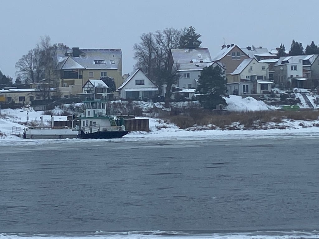 Der Betrieb der Fähre Schartau/Rogätz ist eingestellt worden. Das Eis auf der Elbe wächst stetig an.