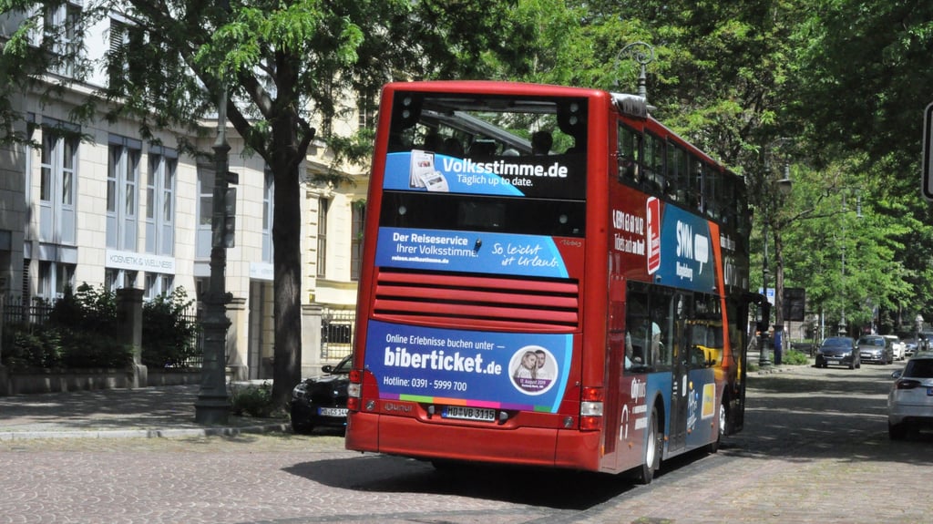 Im roten Doppelstockbus werden in Magdeburg Stadtrundfahrten angeboten. Hier eine Aufnahme aus der Hegelstraße.