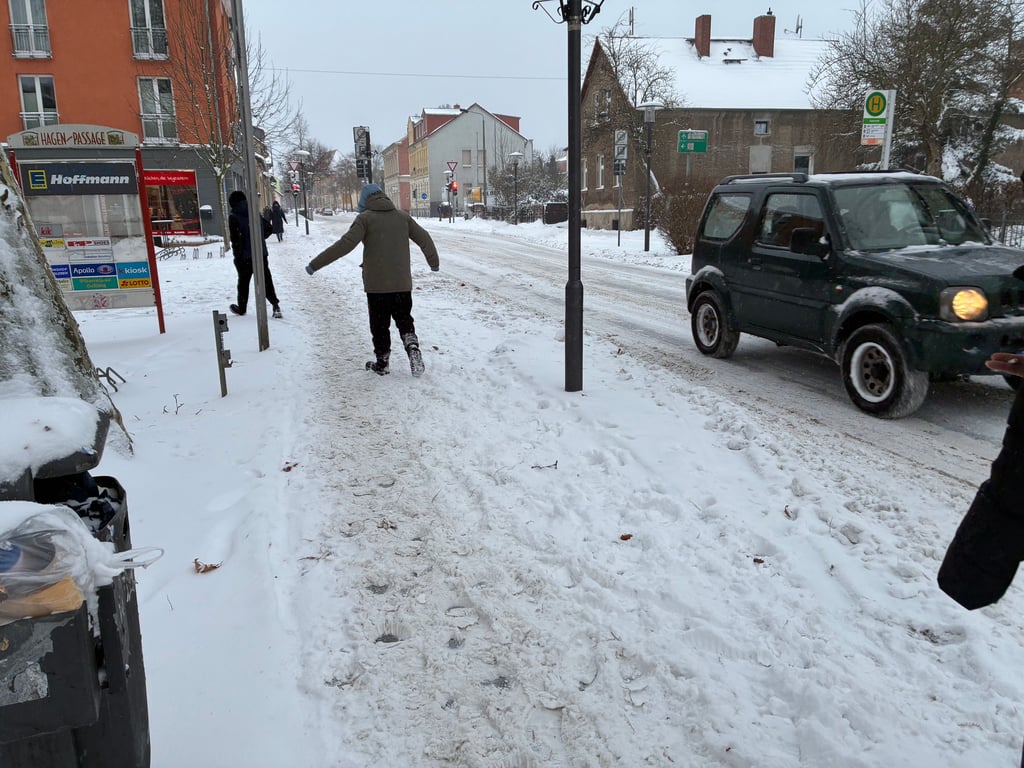 Teilweise werden die Wege wegen nicht geschobenen Schnees zur Rutschpartie.